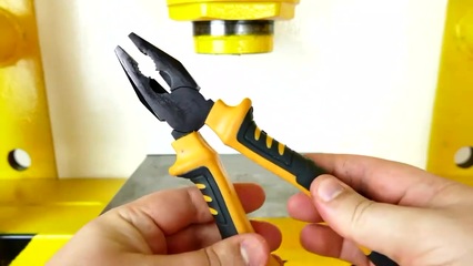 液壓機狂魔 慢鏡頭下五金工具的崩解與治愈